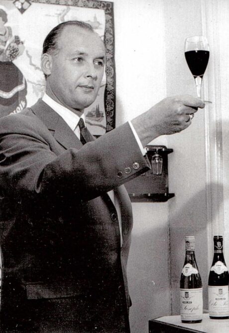 1960 
L’arrivée de Michel Delas, représentant la quatrième génération, marque un tournant. Il développe les ventes à l’international, avec des expéditions en fûts vers les États-Unis, Londres, Genève, Amsterdam et Bruxelles. Les vins Delas Frères commencent à se faire connaître au-delà des frontières.