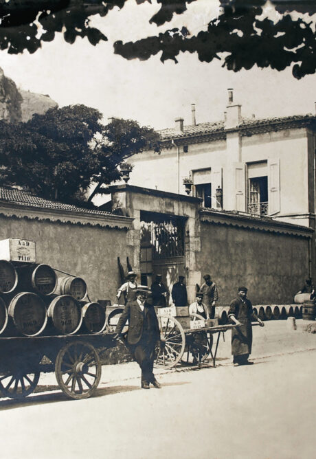 1835 
La Maison de négoce Junique est fondée à Tournon-sur-Rhône, au 18-20 avenue du Maréchal Foch. Ce site deviendra l’adresse emblématique de notre future Maison familiale, coeur historique de l’aventure Delas Frères.